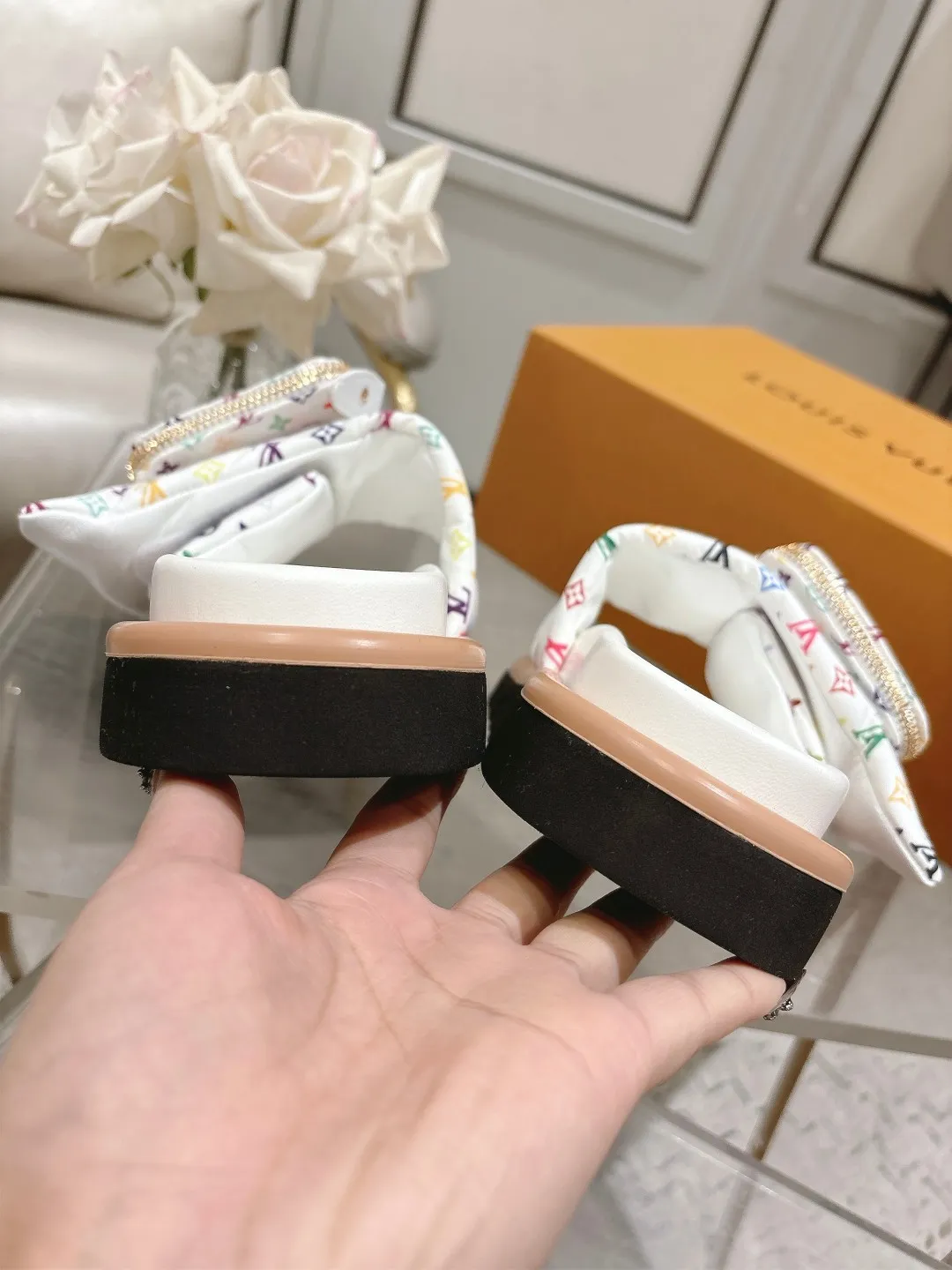 👟👟Ex-factory price 400👟👟 Lvjia brand | ²⁰²5 𝐬𝐬 💛2025 early spring’s latest popular Velcro series...thick-soled slippers for couples, new rare items purchased on behalf of agents💫 🍒This style is the favorite of celebrities🌟big internet celebrities. A simple and elegant sandal. A good style that you can’t take your eyes off at first sight! The thick sole has the effect of increasing the height of the feet. It has the function of elongating the legs immediately. It is exquisite and low-key luxury✔️ No matter it is paired with skirts or trousers, it is super aura🛍 ━━━━━ ЅᏇєєt ━━━━━ ▪️Upper: LV old floral fabric ▪️Outsole: original molded outsole ▪️Shoe size: 35-45